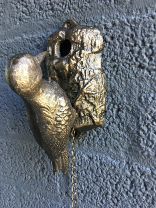 Beautiful distinct door knocker, woodpecker in bronze color, metal.